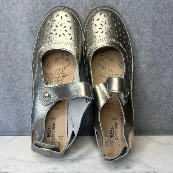 Women's Metallic Silver Mary Jane Shoes - Picture 6 of 9